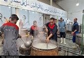 پخت و توزیع غذای گرم توسط مرکز نیکوکاری و دارالایتام هیأت ابوالفضلی بیرجند