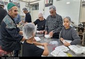 پخت و توزیع غذای گرم توسط مرکز نیکوکاری و دارالایتام هیأت ابوالفضلی بیرجند