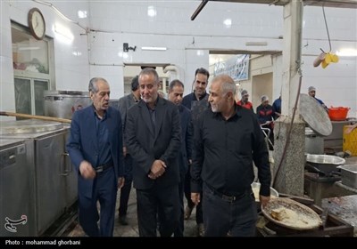 پخت و توزیع غذای گرم توسط مرکز نیکوکاری و دارالایتام هیأت ابوالفضلی بیرجند