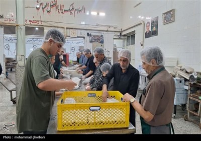 پخت و توزیع غذای گرم توسط مرکز نیکوکاری و دارالایتام هیأت ابوالفضلی بیرجند