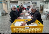 پخت و توزیع غذای گرم توسط مرکز نیکوکاری و دارالایتام هیأت ابوالفضلی بیرجند