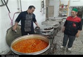 پخت و توزیع غذای گرم توسط مرکز نیکوکاری و دارالایتام هیأت ابوالفضلی بیرجند