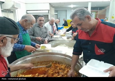 پخت و توزیع غذای گرم توسط مرکز نیکوکاری و دارالایتام هیأت ابوالفضلی بیرجند