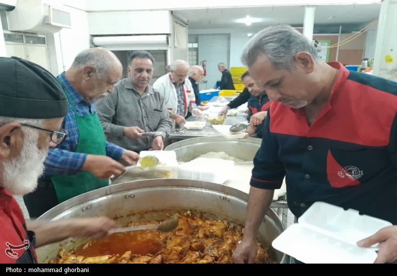 توزیع روزانه 8 هزار پرس غذای گرم بین زائران در کردستان