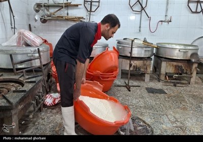پخت و توزیع غذای گرم توسط مرکز نیکوکاری و دارالایتام هیأت ابوالفضلی بیرجند