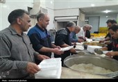 پخت و توزیع غذای گرم توسط مرکز نیکوکاری و دارالایتام هیأت ابوالفضلی بیرجند