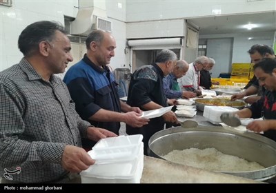 پخت و توزیع غذای گرم توسط مرکز نیکوکاری و دارالایتام هیأت ابوالفضلی بیرجند