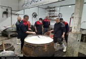 پخت و توزیع غذای گرم توسط مرکز نیکوکاری و دارالایتام هیأت ابوالفضلی بیرجند