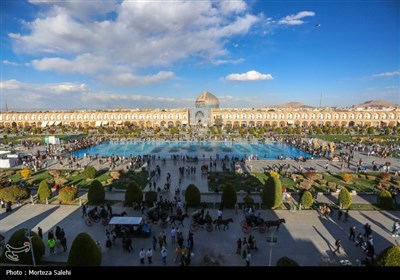 مسافران نوروزی در میدان نقش جهان اصفهان