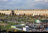 مسافران نوروزی در میدان نقش جهان اصفهان