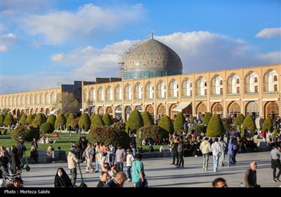 مسافران نوروزی در میدان نقش جهان اصفهان