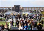 مسافران نوروزی در میدان نقش جهان اصفهان