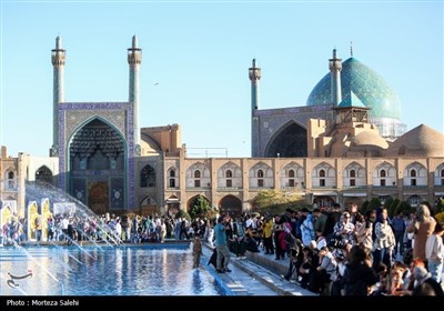 مسافران نوروزی در میدان نقش جهان اصفهان