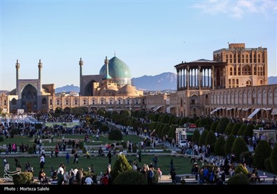 مسافران نوروزی در میدان نقش جهان اصفهان