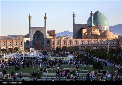 مسافران نوروزی در میدان نقش جهان اصفهان