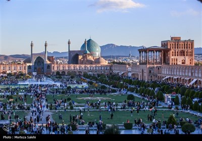 مسافران نوروزی در میدان نقش جهان اصفهان