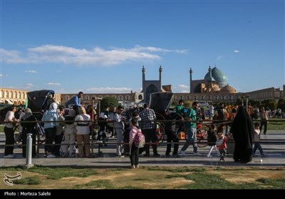 مسافران نوروزی در میدان نقش جهان اصفهان