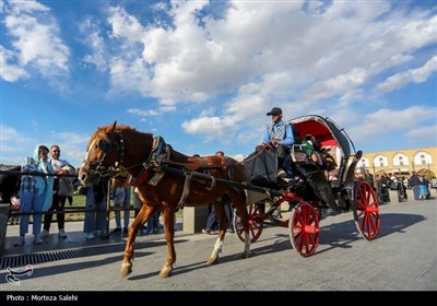 مسافران نوروزی در میدان نقش جهان اصفهان