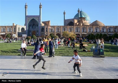 مسافران نوروزی در میدان نقش جهان اصفهان
