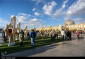 مسافران نوروزی در میدان نقش جهان اصفهان