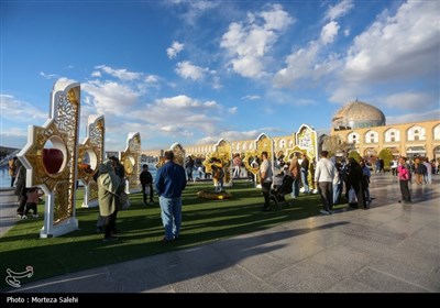 مسافران نوروزی در میدان نقش جهان اصفهان