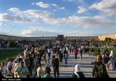 مسافران نوروزی در میدان نقش جهان اصفهان