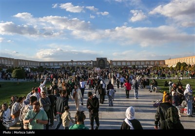 مسافران نوروزی در میدان نقش جهان اصفهان