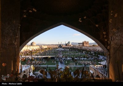 مسافران نوروزی در میدان نقش جهان اصفهان
