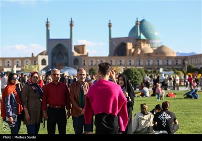 مسافران نوروزی در میدان نقش جهان اصفهان