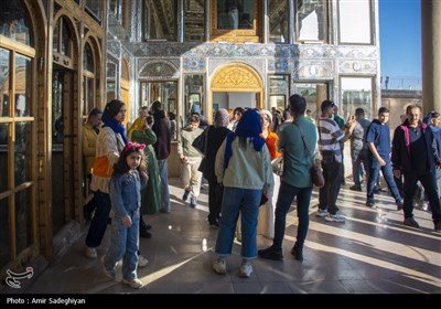 گردشگران نوروزی در مجموعه حافظیه و باغ نارنجستان قوام شیراز