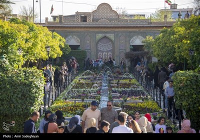 گردشگران نوروزی در مجموعه حافظیه و باغ نارنجستان قوام شیراز