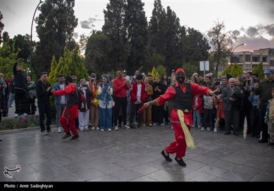 گردشگران نوروزی در مجموعه حافظیه و باغ نارنجستان قوام شیراز