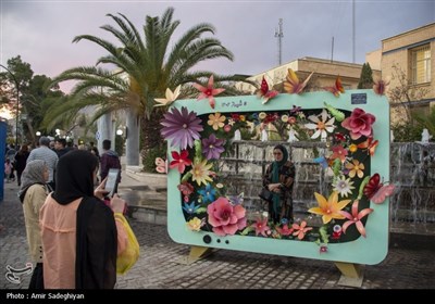 گردشگران نوروزی در مجموعه حافظیه و باغ نارنجستان قوام شیراز