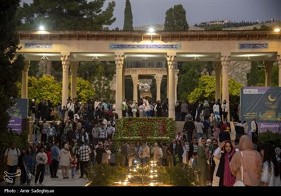 گردشگران نوروزی در مجموعه حافظیه و باغ نارنجستان قوام شیراز