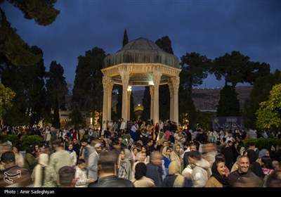گردشگران نوروزی در مجموعه حافظیه و باغ نارنجستان قوام شیراز