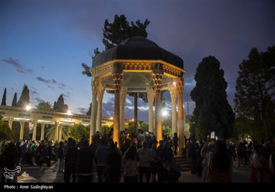 گردشگران نوروزی در مجموعه حافظیه و باغ نارنجستان قوام شیراز