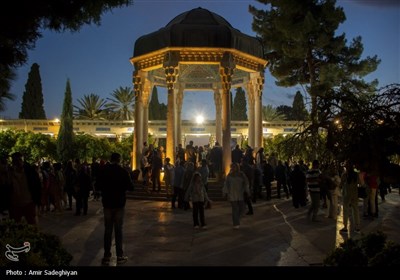 گردشگران نوروزی در مجموعه حافظیه و باغ نارنجستان قوام شیراز