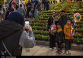 گردشگران نوروزی در مجموعه حافظیه و باغ نارنجستان قوام شیراز