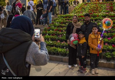 گردشگران نوروزی در مجموعه حافظیه و باغ نارنجستان قوام شیراز