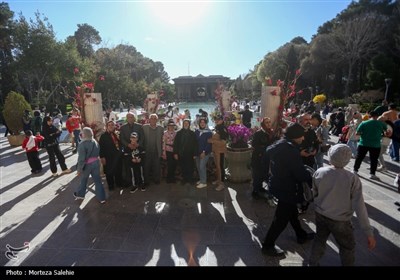 مسافران نوروزی در کاخ چهلستون اصفهان