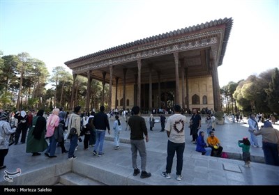 مسافران نوروزی در کاخ چهلستون اصفهان
