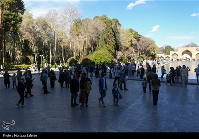 مسافران نوروزی در کاخ چهلستون اصفهان