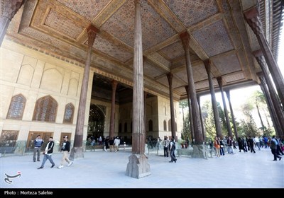 مسافران نوروزی در کاخ چهلستون اصفهان