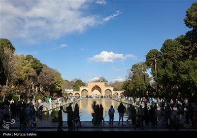 مسافران نوروزی در کاخ چهلستون اصفهان
