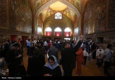 مسافران نوروزی در کاخ چهلستون اصفهان