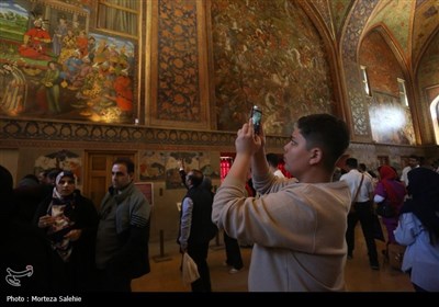 مسافران نوروزی در کاخ چهلستون اصفهان