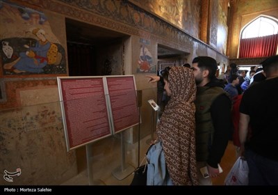 مسافران نوروزی در کاخ چهلستون اصفهان