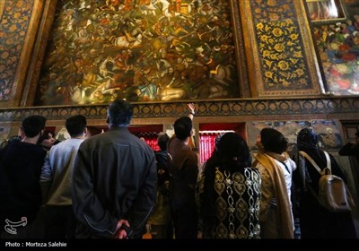 مسافران نوروزی در کاخ چهلستون اصفهان