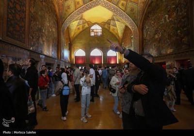 مسافران نوروزی در کاخ چهلستون اصفهان