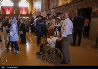 مسافران نوروزی در کاخ چهلستون اصفهان